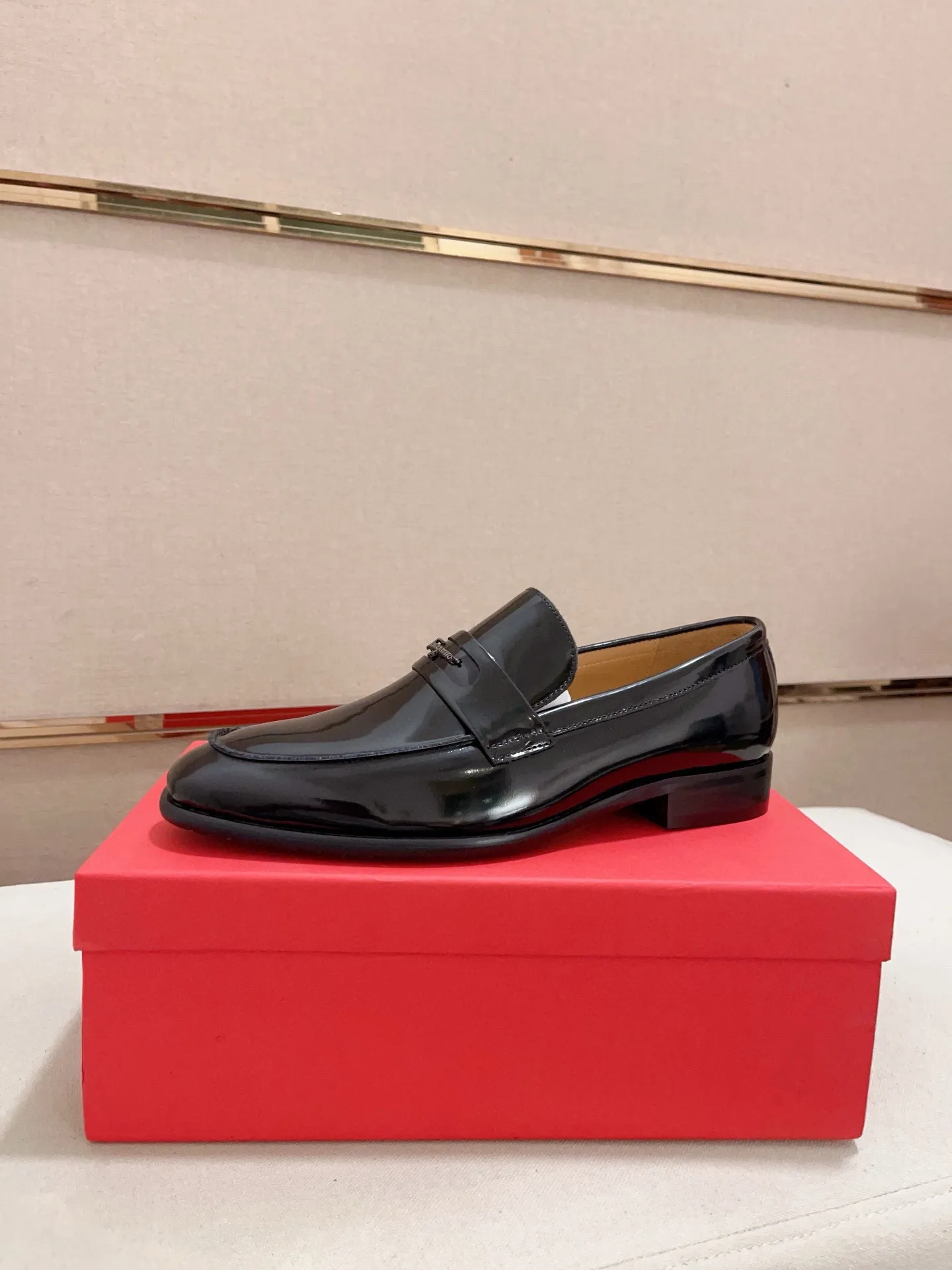 Men's shoes💰: 520💰 High version Ferragamo quality! 🆕🆕Exclusive hot-selling products in stock🔥🔥New products on the shelves, high-quality shoes, high-end driving shoes, with complete packaging! 💪 💪 Material: imported patented cowhide 🐂 + imported high-quality water-dyed cowhide lining + wear-resistant outsole 👍🏻👍🏻 Features: high-end and comfortable, purely handmade 🚀 🚀 Create the perfect shoes that suit you best 🔥 🔥 Size: (38-44) Can be customized 45 non-returnable!